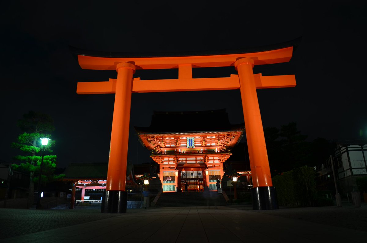 Por la tarde visitamos el masificado pero recomendado Fushimi-Inari. Subimos la montaña para disfrutar del sendero de 4km repleto de toriis de color bermellón. Se nos hizo de noche arriba y pudimos disfrutar del lugar para nosotros solos ☺️
Lo contanos en FB

#demikujapon