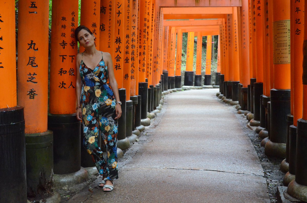 demikublog's tweet photo. Por la tarde visitamos el masificado pero recomendado Fushimi-Inari. Subimos la montaña para disfrutar del sendero de 4km repleto de toriis de color bermellón. Se nos hizo de noche arriba y pudimos disfrutar del lugar para nosotros solos ☺️
Lo contanos en FB

#demikujapon https://t.co/jvHL0XnpJN