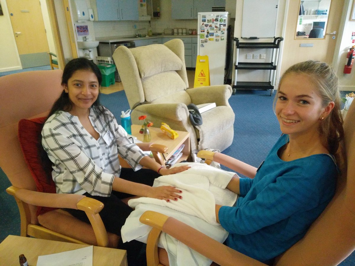 Today we welcomed our new group of @PAHospice ward support #Volunteers - 17 year olds who volunteer for 6 months one evening a week on our inpatient unit. At training today they developed new skills, including hand massage and using a slide sheet @PAHeducation @vinspired