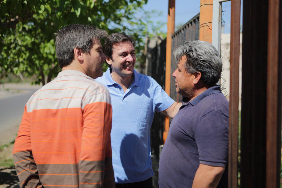 educace's tweet photo. Gerardo nos contó que todos los días él y sus vecinos del barrio La Estancia hacen mucho esfuerzo, pero que confían en que Chimbas y el país van a salir adelante. Nos alentó a seguir este camino, cerca, respondiendo inquietudes, escuchando. #CambiandoJuntos https://t.co/nNaMmbdOai