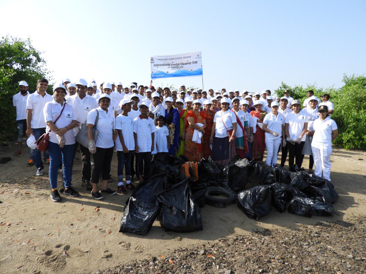 IndiaCoastGuard's tweet photo. #SwachhataHiSewa #SwachhBharat @OurOcean @IndiaCoastGuard Region (North West) coordinated the #Shramdaan effort in #Gujarat. Students &amp; citizens came out in large numbers to join Coast Guard at #Okha #Surat #Mundra #Vadinar #Porbandar #Jakhau &amp; #Veraval @PMOIndia @DefenceMinIndia https://t.co/5zK4FEn7UJ