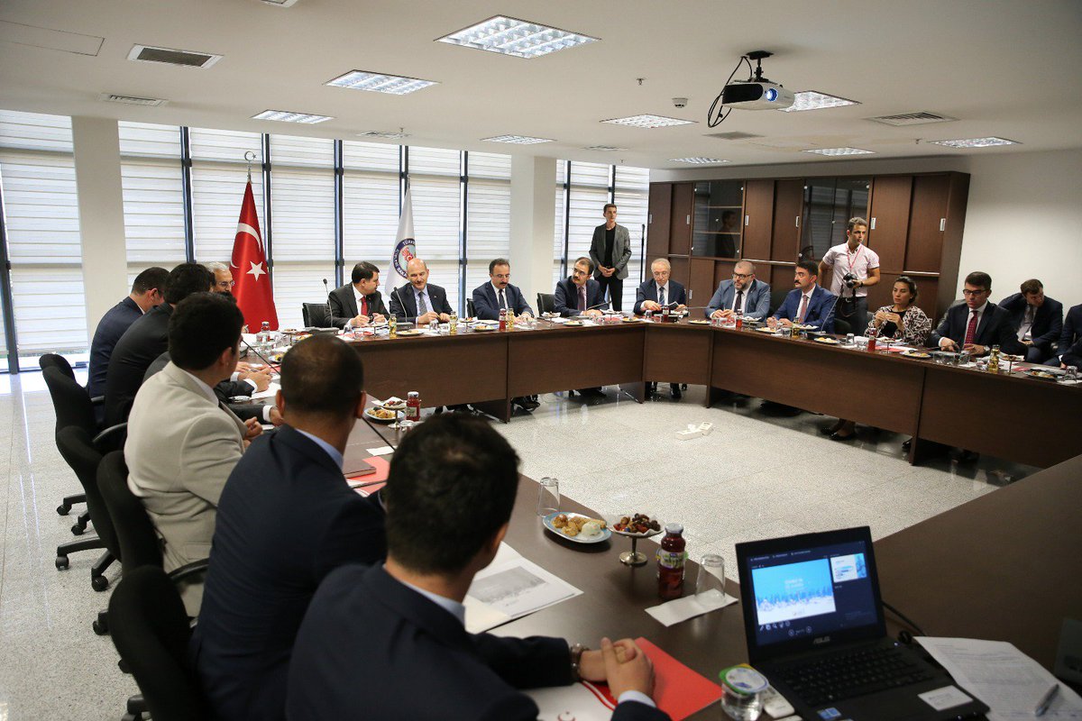 Bakanımız Sn.<a href="/suleymansoylu/">Süleyman Soylu</a>'nun başkanlığında İstanbul İl Göç İdaresi Müdürlüğü'nde Değerlendirme Toplantısı gerçekleştiriliyor