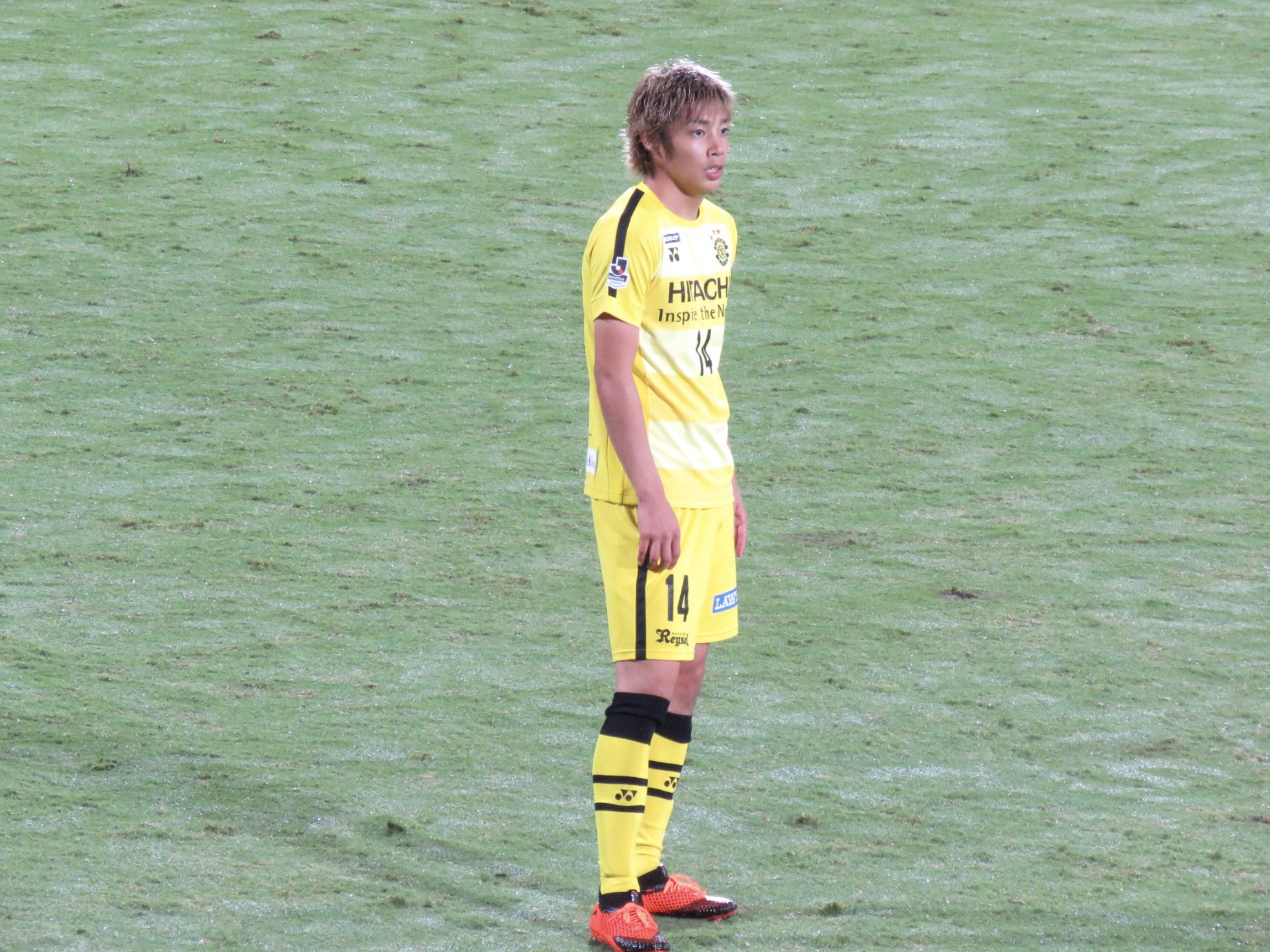 Sanokuni 普段全然サッカーを見ない妻に 黄色いチームの14番が伊東純也って選手で イケメンで人気でこの前の日本代表にも選ばれててゴールも決めたんだよ って解説したけど 返ってきた感想が ふ ん なんか首太くない だった T Co