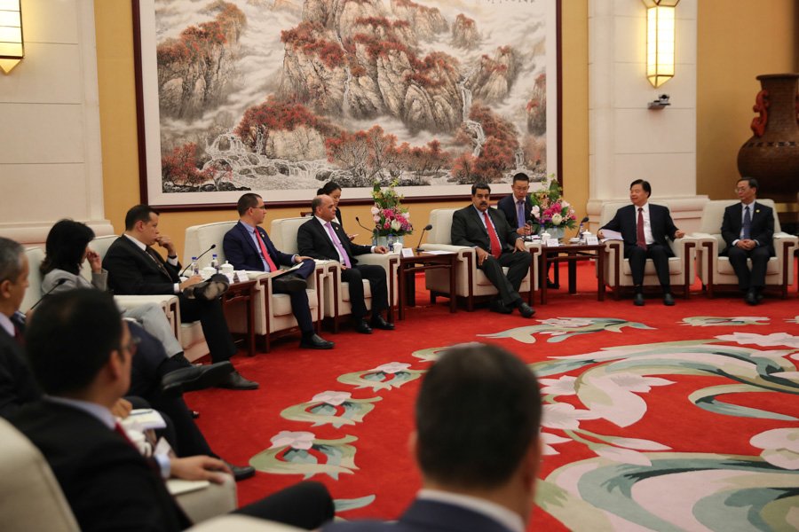 PDVSA's tweet photo. 🇻🇪🇨🇳Presidente @NicolasMaduro, sostuvo reunión con el presidente de la Corporación Nacional de Petróleo de China, Wang Yilin, para concretar alianzas estratégicas que ayuden al incremento, inversiones y producción petrolera. https://t.co/d5sl5m2APb