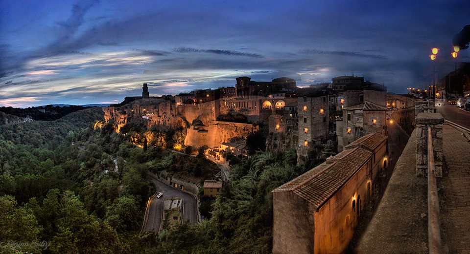 Pitigliano con i #SantiVinai entra in una delle tappe di #Girolio delle <a href="/CittaOlio/">Città dell'Olio</a> , vi aspettiamo venerdì 9 novembre per show cooking e molto altro!