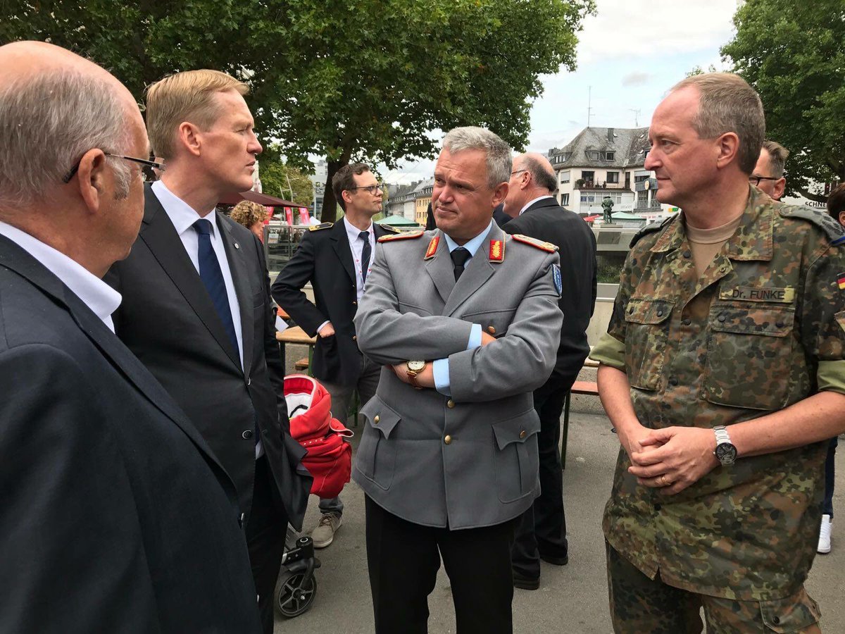 hdmfx_sol's tweet photo. Auch die Zusammenarbeit mit dem Sanitätsdienst der Bundeswehr ist Aufgabe des #DRK. Beim #BuWe18 wird dies gezeigt. Das SanRgt 2 der Bundeswehr präsentiert den gemeinsamen Einsatz während des Ebola-Ausbruchs in Westafrika. Auch unsere ZMZ-Partner vom dt-nl.  Korps sind da. https://t.co/ORALiIcnS8