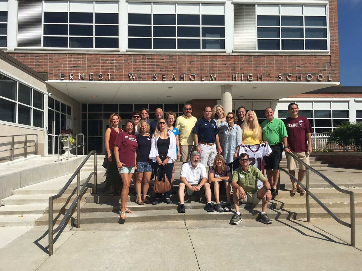 Seaholm High School welcomes the Class of 1978! Thank you to awesome tour guides Lily and Mary Frances!!
⁦<a href="/BirminghamPS/">Birmingham Schools</a>⁩ 🍁🍁🎉🎉