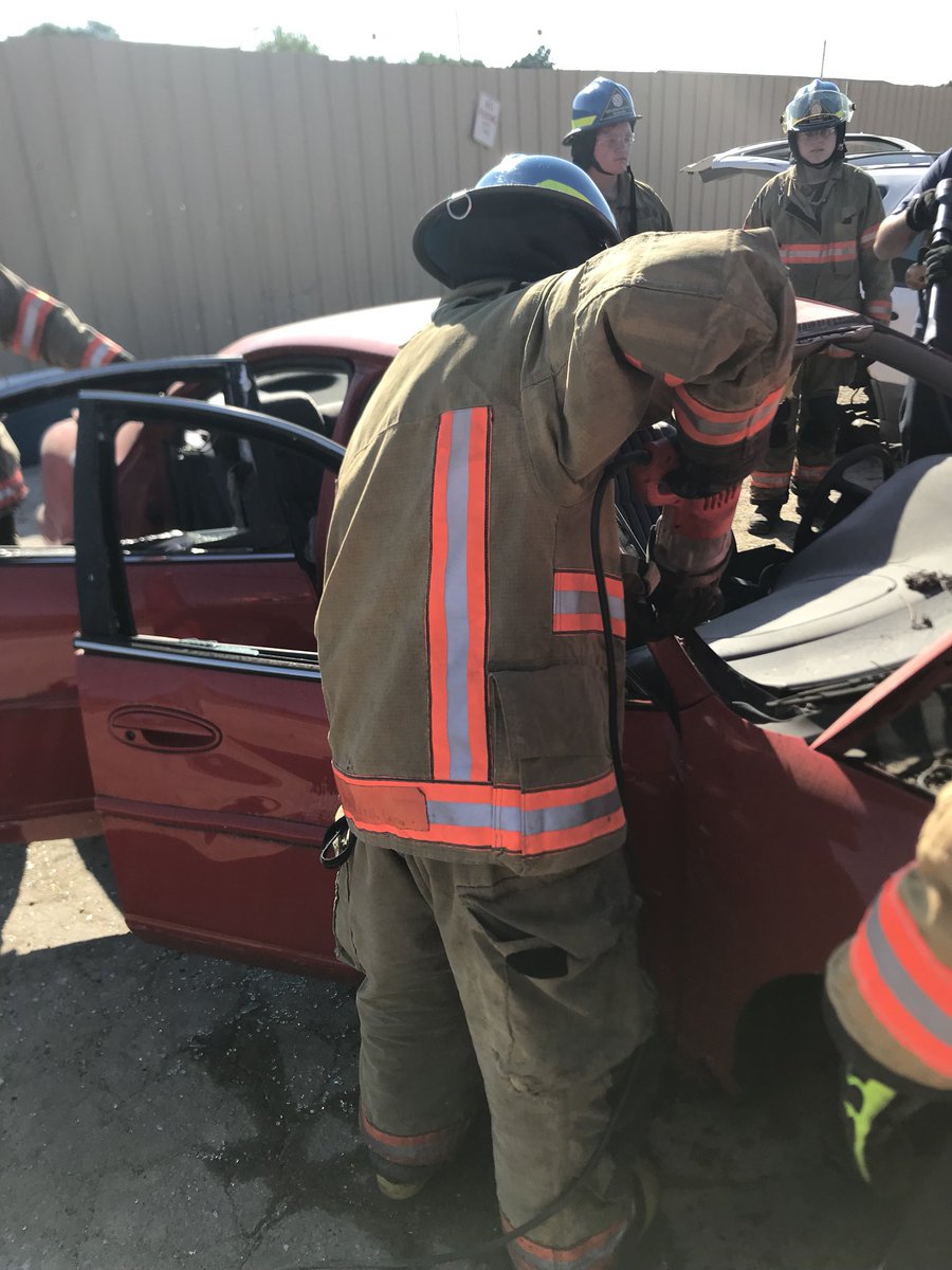 ExplorerPost413's tweet image. Thank you @RockfordFire #Engine11 and @LKQCorp #RockfordIL for teaching @ExplorerPost413 about vehicle extrication.