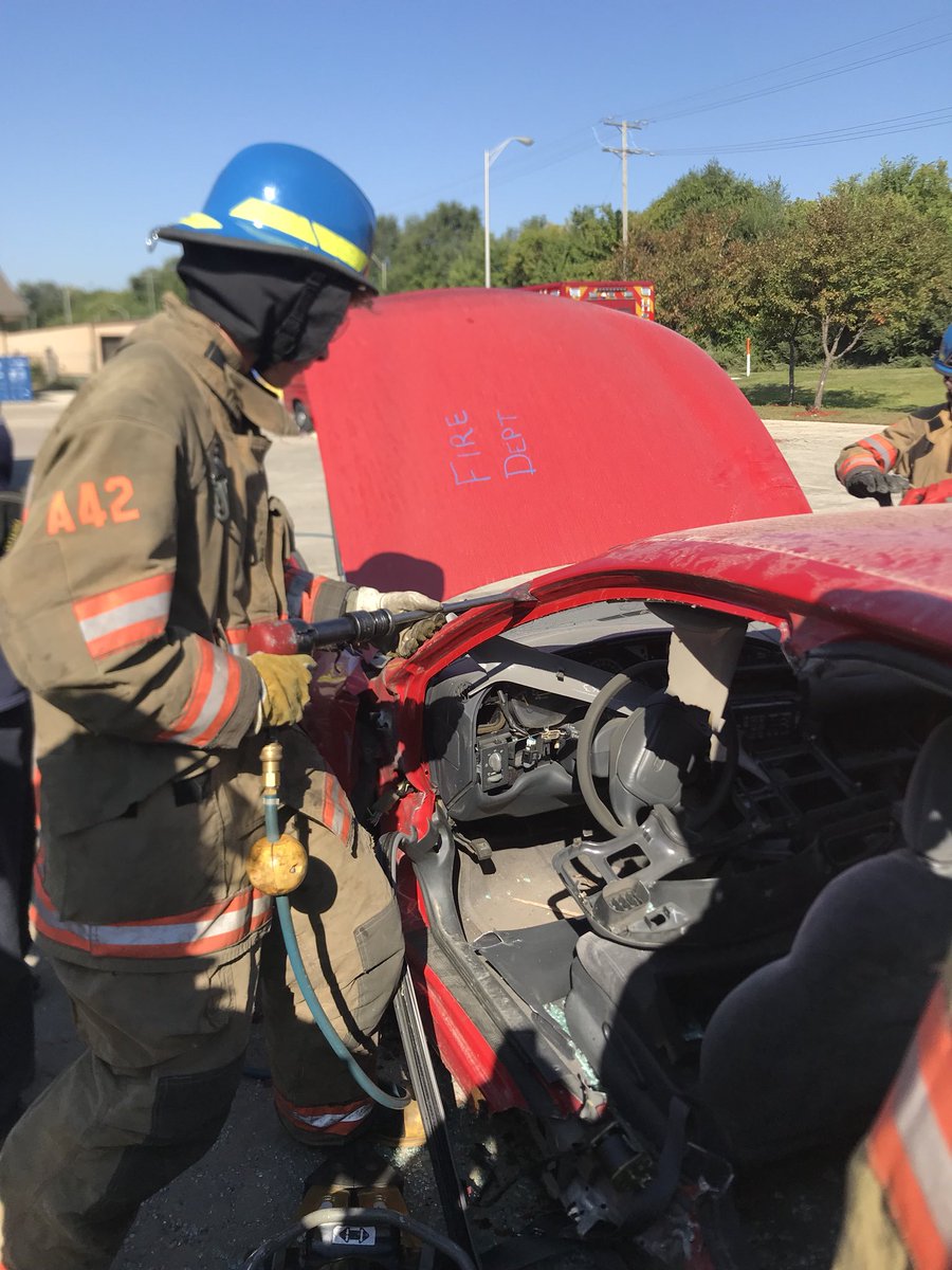 ExplorerPost413's tweet image. Thank you @RockfordFire #Engine11 and @LKQCorp #RockfordIL for teaching @ExplorerPost413 about vehicle extrication.