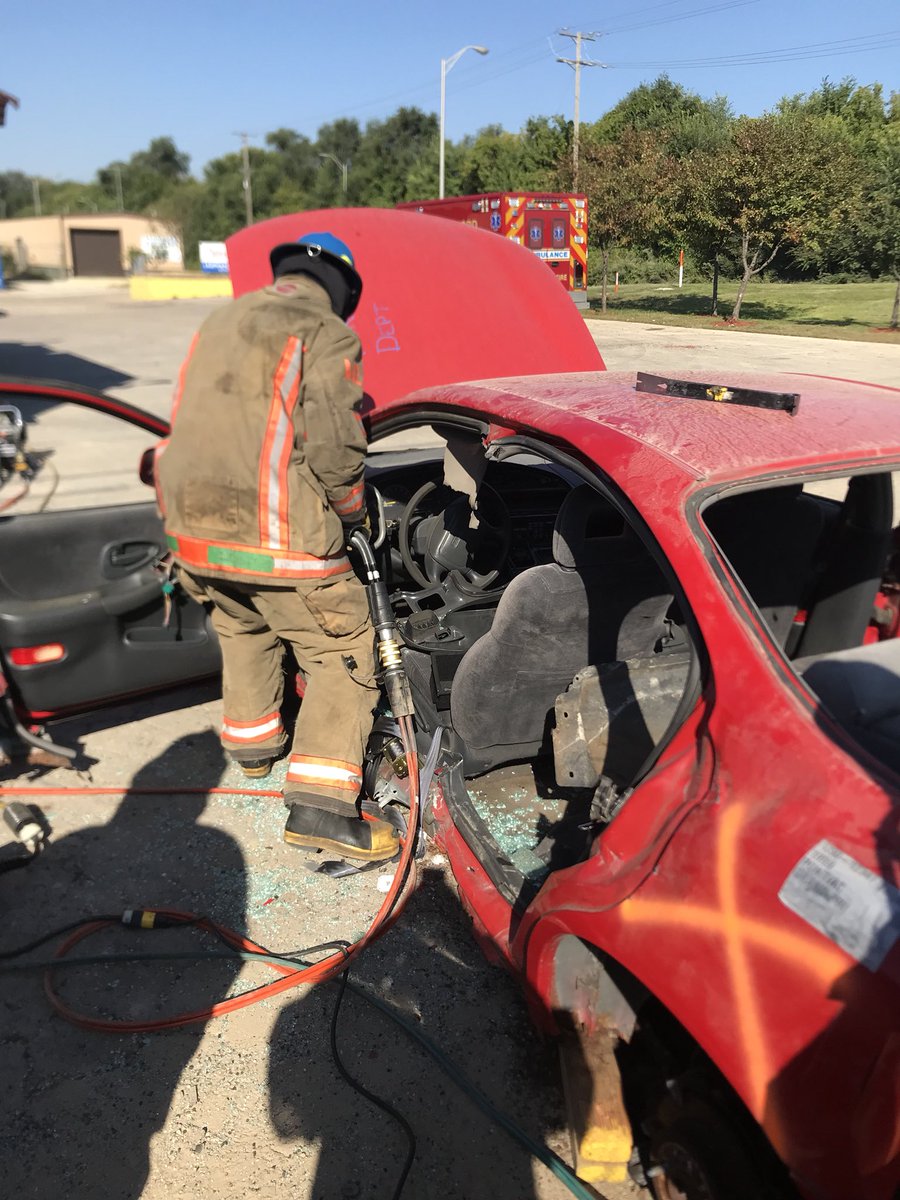 ExplorerPost413's tweet image. Thank you @RockfordFire #Engine11 and @LKQCorp #RockfordIL for teaching @ExplorerPost413 about vehicle extrication.