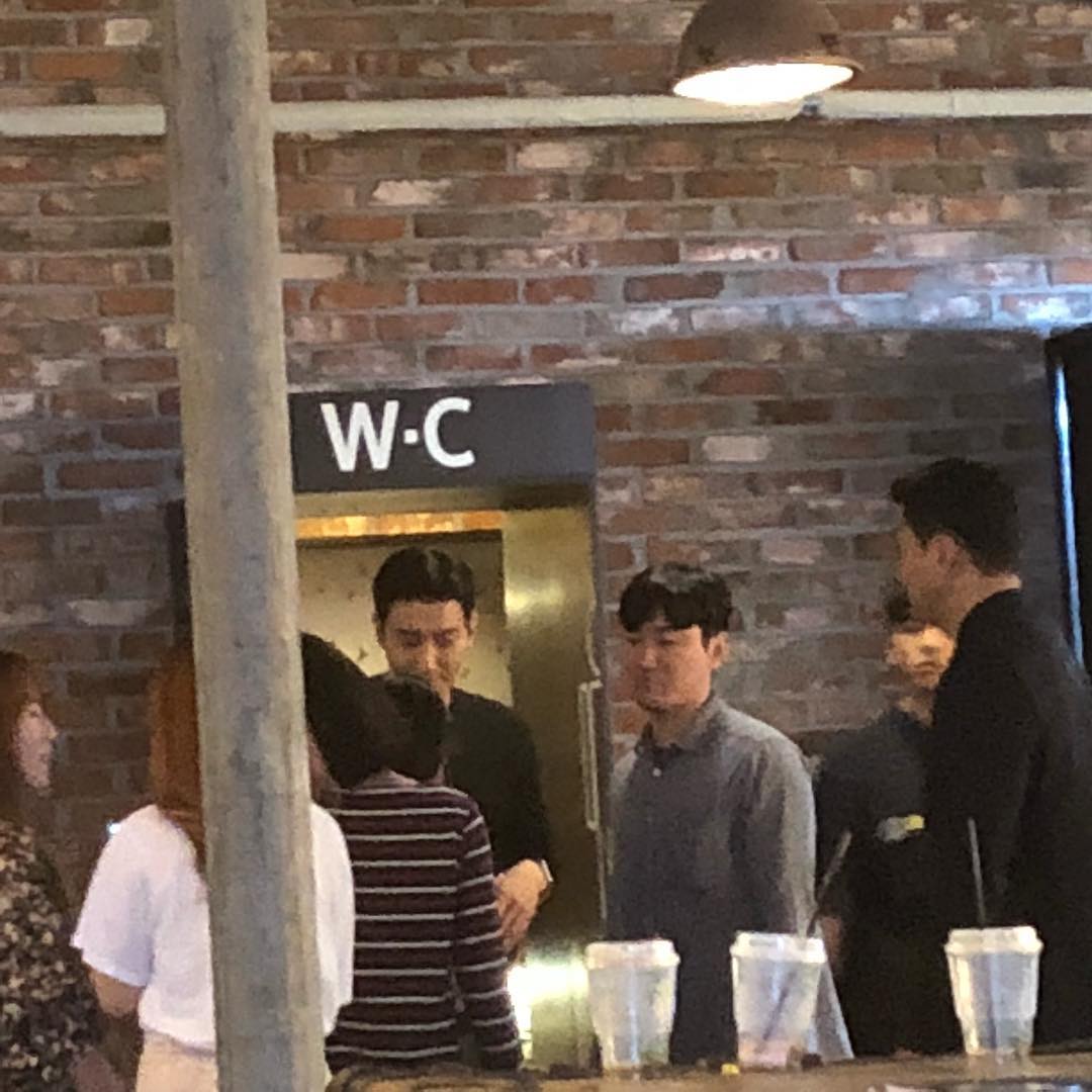 WeLoveChoiSiwon's tweet photo. 180915 - joohyeyeon IG update with Siwon: "Suddenly saw Choi Siwon. #SeongsuCafe #UrbanSource #UrbanPlace #SeongsuRestaurant #SeongsuStation #์ต์์ #Siwon" https://t.co/73fMlfv6Hn