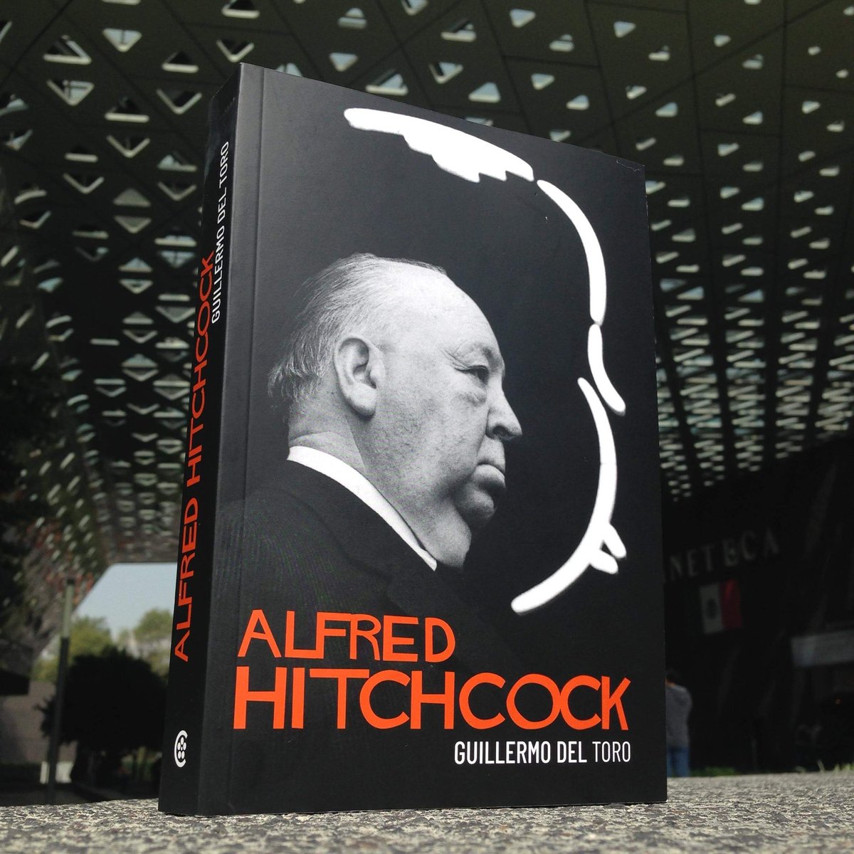 CinetecaMexico's tweet photo. El libro "Alfred Hitchcock" de Guillermo del Toro (@RealGDT) fue reeditado por @CinetecaMexico ¡Está increíble!

Adquiérelo por $280 pesos en #LaTiendaCineteca ubicada en la plaza del cubo. #HitchcockMásAllá #HitchEnMX https://t.co/YUQuQPgse9