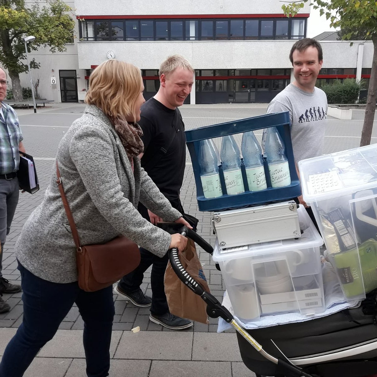 selkjufe's tweet photo. In 2 Wochen läuft das JuFe 2018!
Wir waren heute in Northeim. Mit Material, Detailabsprachen und Vorfreude zur letzten Teamsitzung vor dem JuFe. Für alle weiteren Vorbereitungen bitten wir um Gottes Segen.
#JuFe #JuFe2018 #Northeim #Schule #vorOrt #JuFeTeam #Sitzung #Vorfreude https://t.co/yVjidw2rX8
