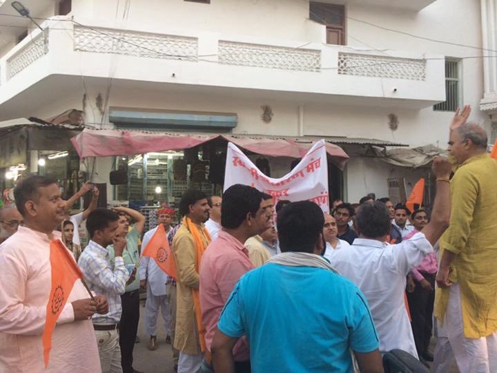 SJMrajasthan's tweet photo. पुष्कर जी के बाज़ारों में स्वदेशी संदेश यात्रा को विदेशियों ने भी समर्थन दिया .... @DeepakSharmaSJM @ashwani_mahajan @lal_kashmiri @sjmsatishk https://t.co/4K9aJDtqJk