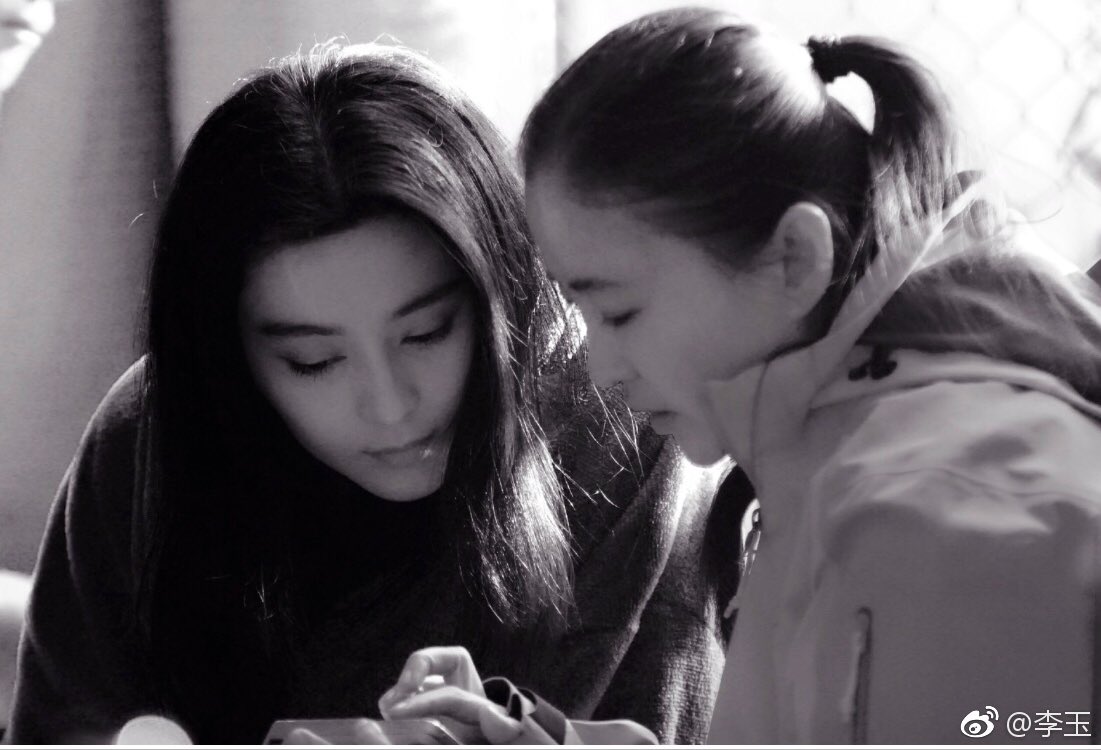 Director Li Yu wishes Fan Bingbing a happy birthday. 