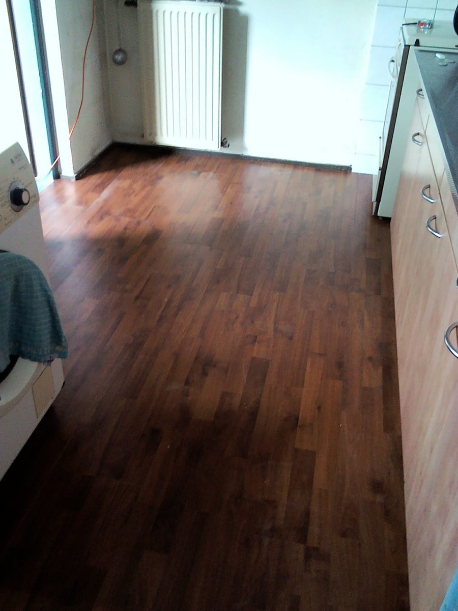 PresentNG's tweet image. Vandaag is er hard gewerkt aan het leggen van een laminaatvloer in Uithuizermeeden; zie foto's voor en na het leggen..