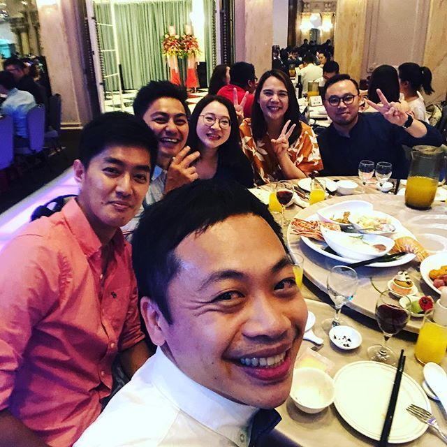 TWMarcWang's tweet photo. 這一桌祝福的話居然是別漲我房租。
恭喜！新婚快樂！ https://t.co/b5fsTcUUeW