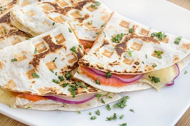 It's football season and that means #Homegating parties with friends and family!
My Waffle Iron Smoked Salmon Quesadillas using my favorite <a href="/missionfoodsus/">Mission Foods 🌮</a> Super Soft Flour Tortillas will definitely be a game changer at your house on game day 😎
.
#ad… ift.tt/2Mz5SwD