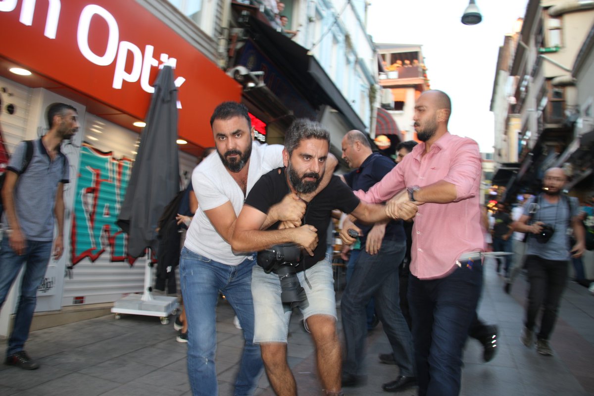 TopcuElmas's tweet image. Seine Arbeit wurde vielfach international ausgezeichnet. 
Heute wurde er in Istanbul festgenommen.
Bülent Kilic, Fotojournalist der @AFPphoto #Pressefreiheit #Türkei