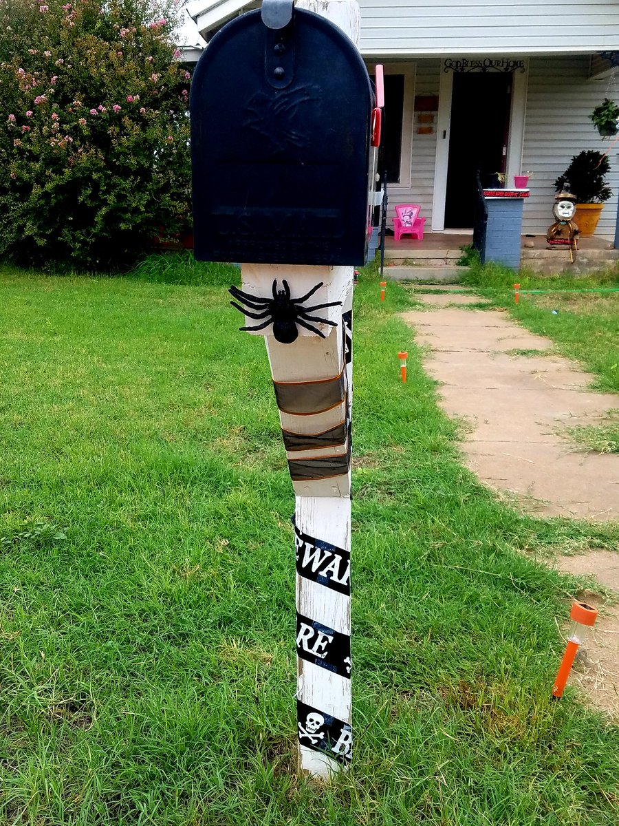 RunwayAnd's tweet image. Anyone else already start decorating for Halloween? I still have a huge tub full of decorations I haven't gotten to yet lol. #HalloweenObsession