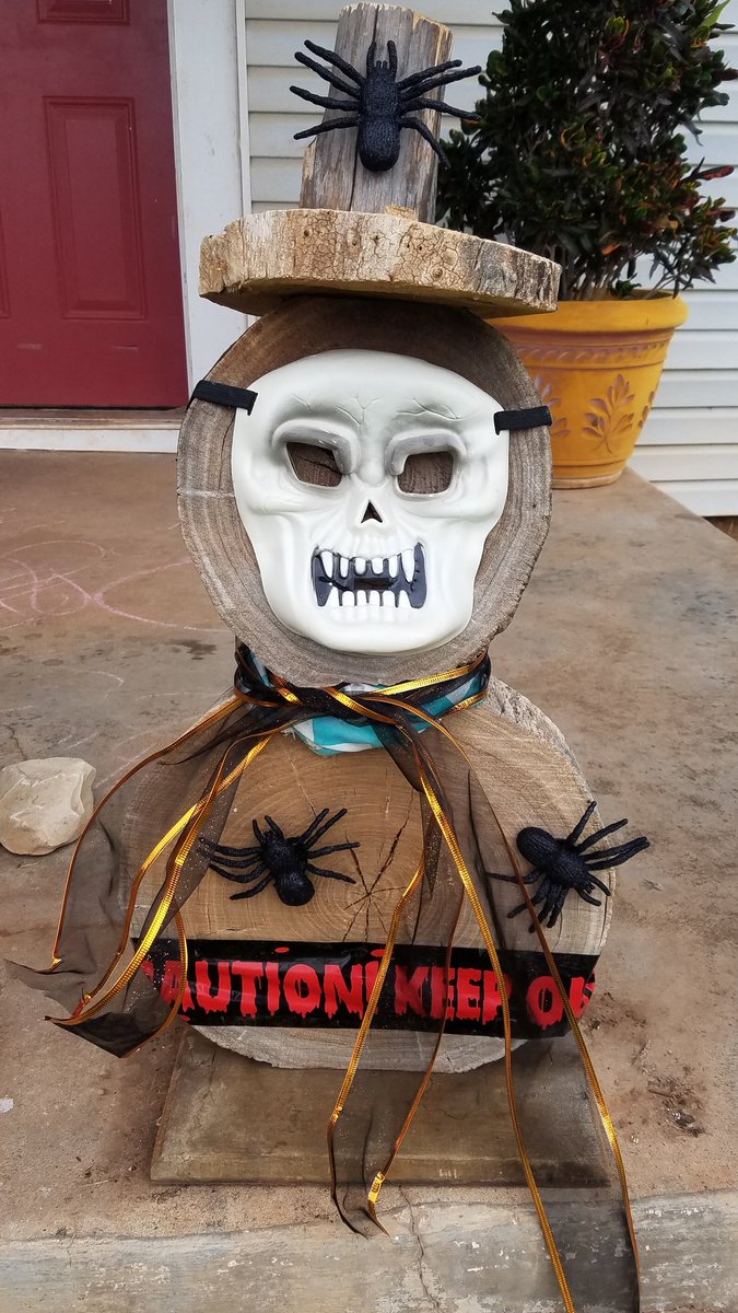 RunwayAnd's tweet image. Anyone else already start decorating for Halloween? I still have a huge tub full of decorations I haven't gotten to yet lol. #HalloweenObsession