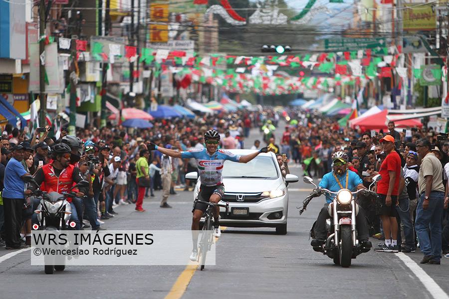 El Jalicsiense #OrlandoGaribay actual Campeón Nacional de Ruta, se lleva el triunfo de la edición 50 de la Clásica Amando "Zacapu" Martínez.
#Ciclismo
#wrsimagenes