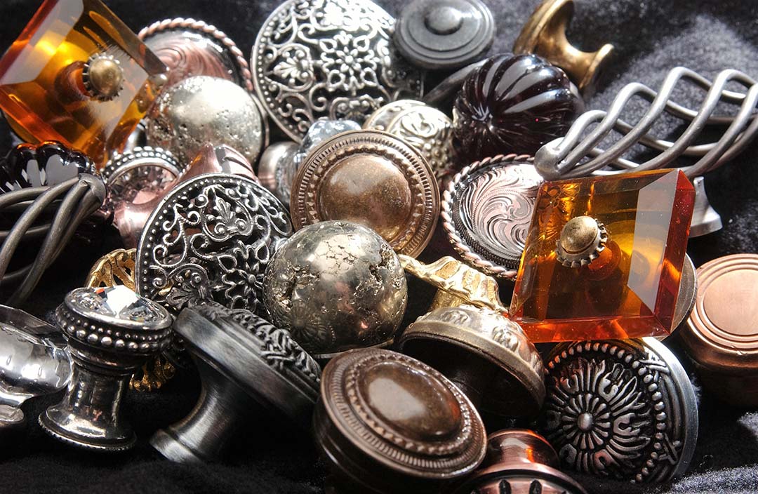 VanDykesOnline's tweet image. With over 2,400 style of knobs and pulls, Van Dyke's has a knob to suit any decor. Choose from glass, brass, jeweled and everything in between. #cabinetpulls #glassknobs #decorativeknobs #vintagecabinetknobs
