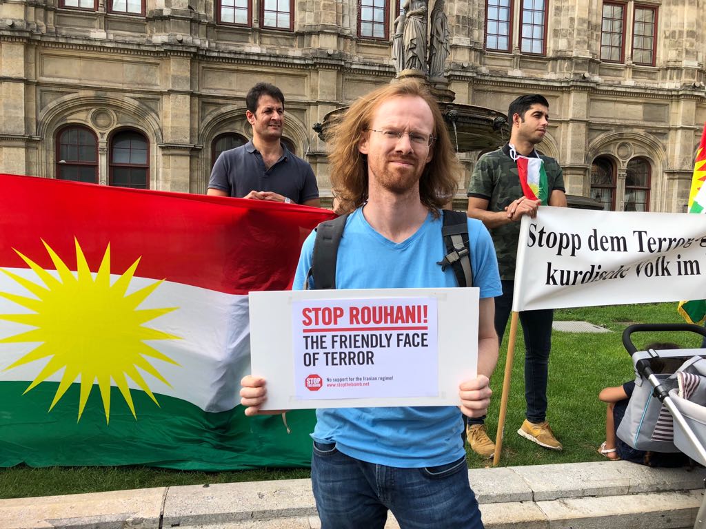 STOP_THE_BOMB's tweet image. Heute bei der Kundgebung gegen iranische Raketenangriffe auf Kurden im Nordirak &amp;amp; gegen Hinrichtungen im #Iran am Wiener Opernring
#StopIRGC