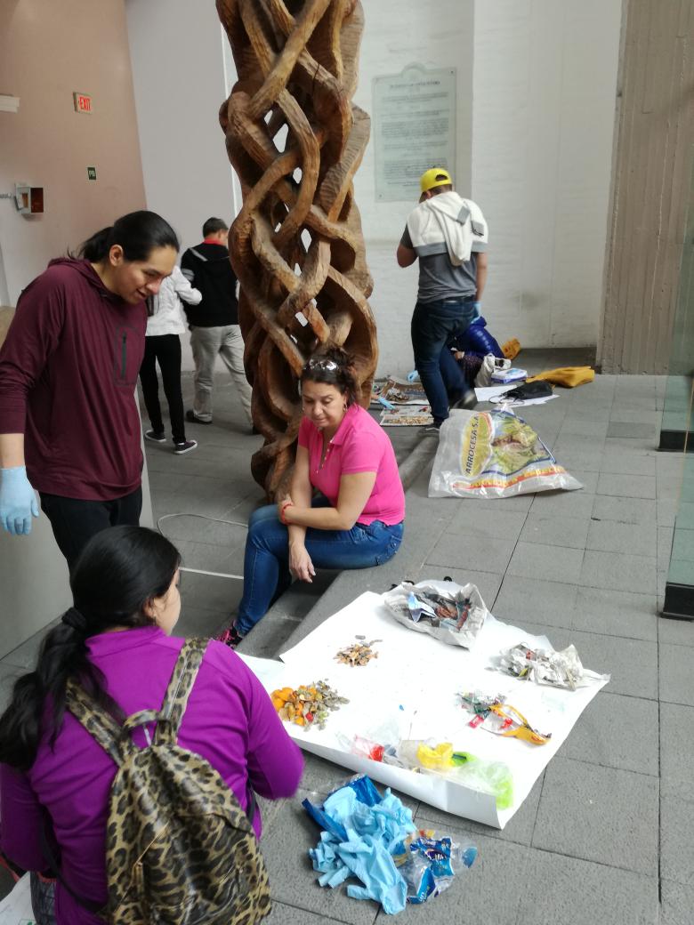 maggsvy's tweet photo. En el #DíaMundialdelaLimpieza nos reunimos con @datalat @FundacionKiru @diverciudadesec para recopilar #datos de los residuos que encontramos en 4 plazas de #Quito ¡Les contaremos los resultados en unos días! en https://t.co/PYgJOSM1Gs #Ciudatos #DatawalkUio #CitizenData https://t.co/uj5zEpXVXR