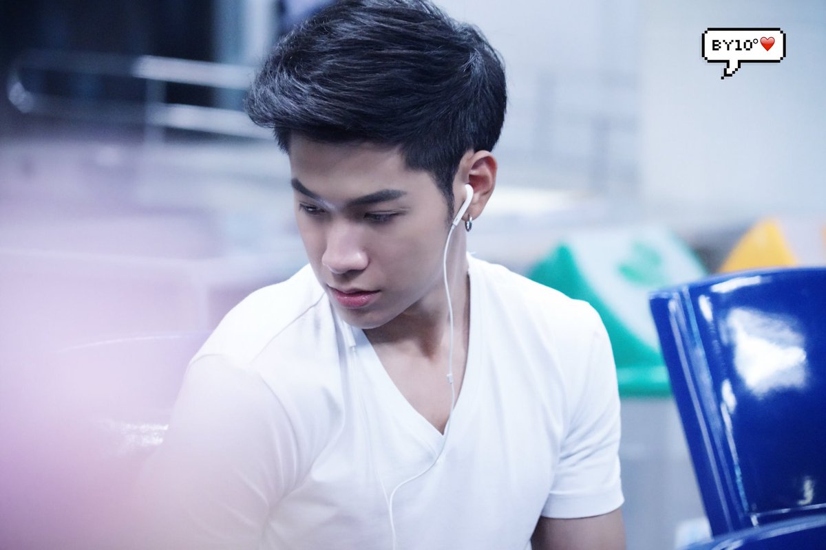 __10Degrees's tweet photo. 180915 chiengmai airport 
Singto preview 4p💕

@stjinx_maya 
#SingtoPrachaya https://t.co/UTOb628FgV