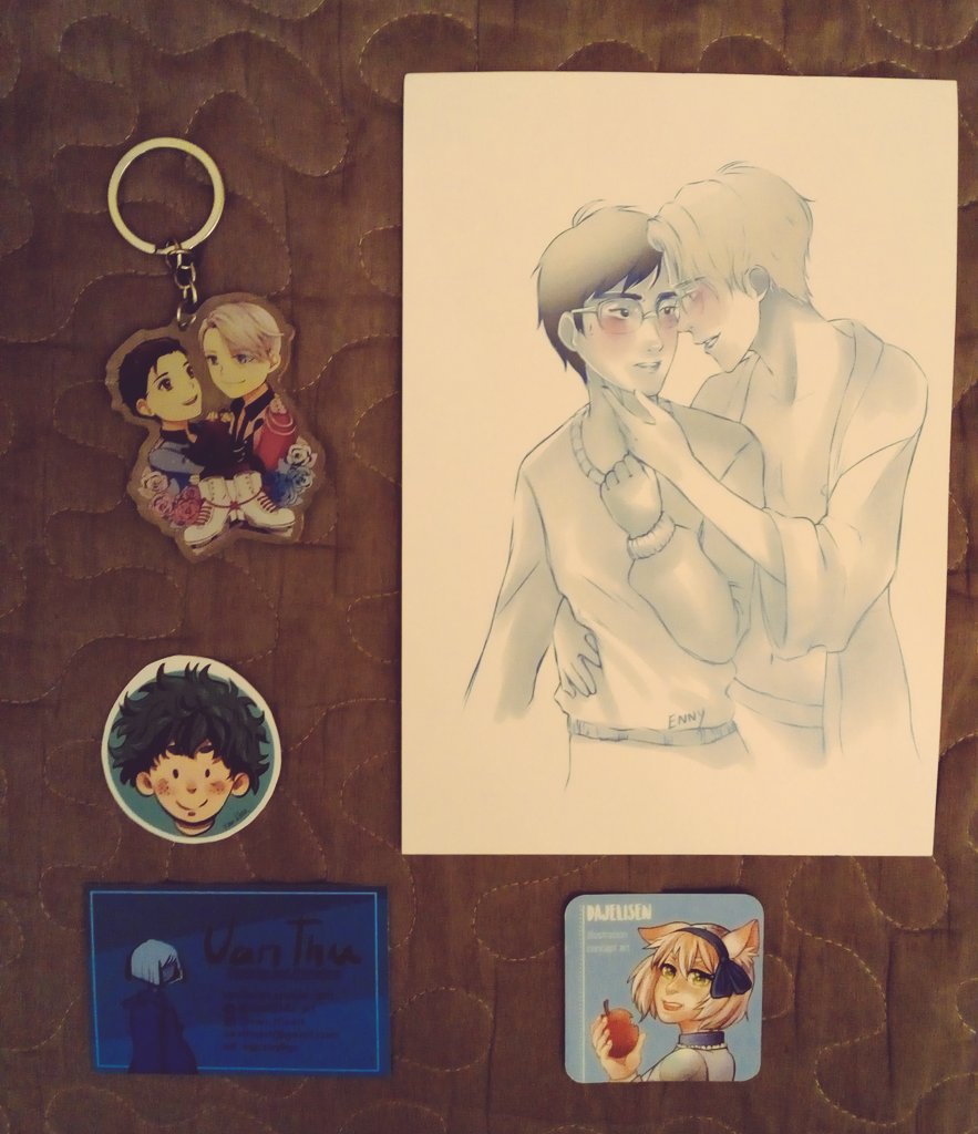 Az_Dantesca's tweet photo. Esta tarde he comprado merch precioso. 
⛸️ Llavero de @Eryenart 
🌸 Print de @Dajelisen
✨ Pegatina de @VANTHU_art https://t.co/fQ2ia2pHk9