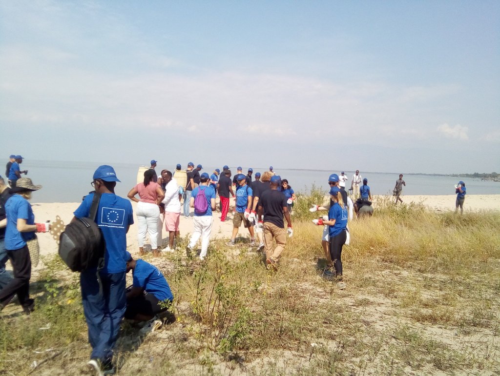 IngoMagazine's tweet photo. En partenariat avec la @MairieBujumbura, l'@UEauBurundi a organisé une activité de ramassage des déchets sur les rives du #LacTanganyika au #Burundi à l'occasion de #EUBeachCleanUpDay ce samedi,une action pour préserver l'#environnement des étendues d'eau à travers le monde. https://t.co/iyonjRhbJ5