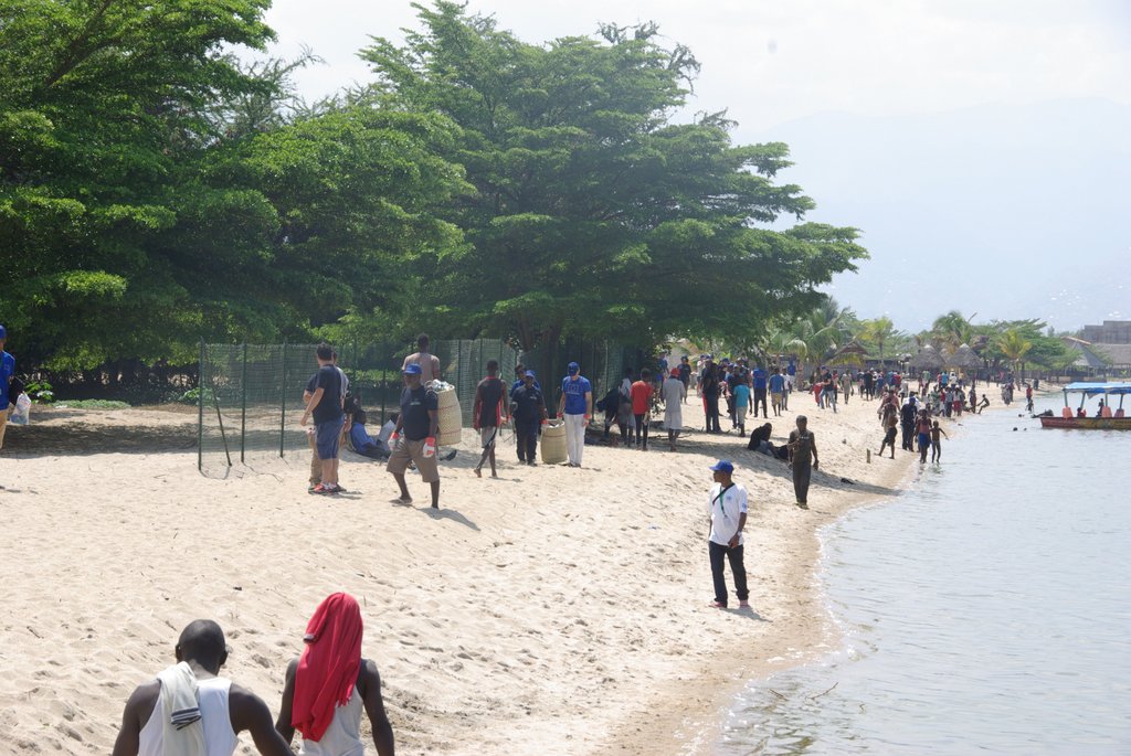 IngoMagazine's tweet photo. En partenariat avec la @MairieBujumbura, l'@UEauBurundi a organisé une activité de ramassage des déchets sur les rives du #LacTanganyika au #Burundi à l'occasion de #EUBeachCleanUpDay ce samedi,une action pour préserver l'#environnement des étendues d'eau à travers le monde. https://t.co/iyonjRhbJ5