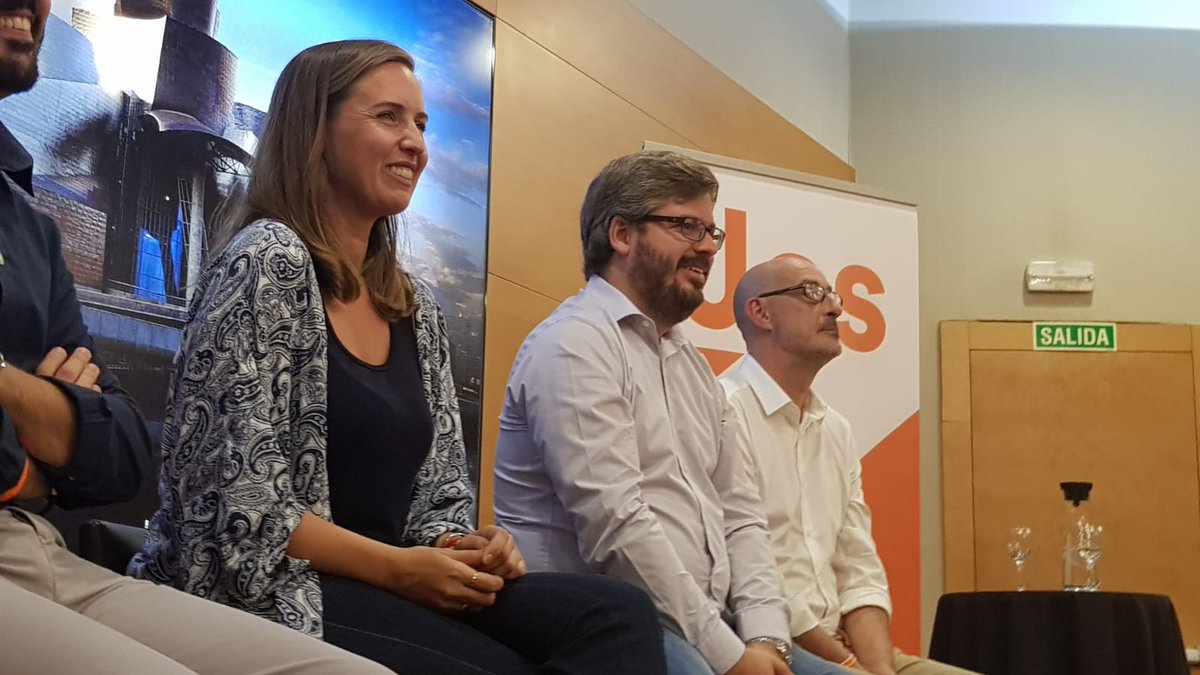 JcsEuskadi's tweet photo. 📙 ¿Cuáles son algunos de los retos de Cs para mejorar la educación? 
@MelisaRguezCs nos lo cuenta: ➡️Igualdad en la educación. Contenidos y pruebas iguales para todos. 
➡️Educación sin manipulación ideológica. 
➡️Educación pública bilingüe o trilingüe.

#jcseuskadi https://t.co/JvPjGhZb3U