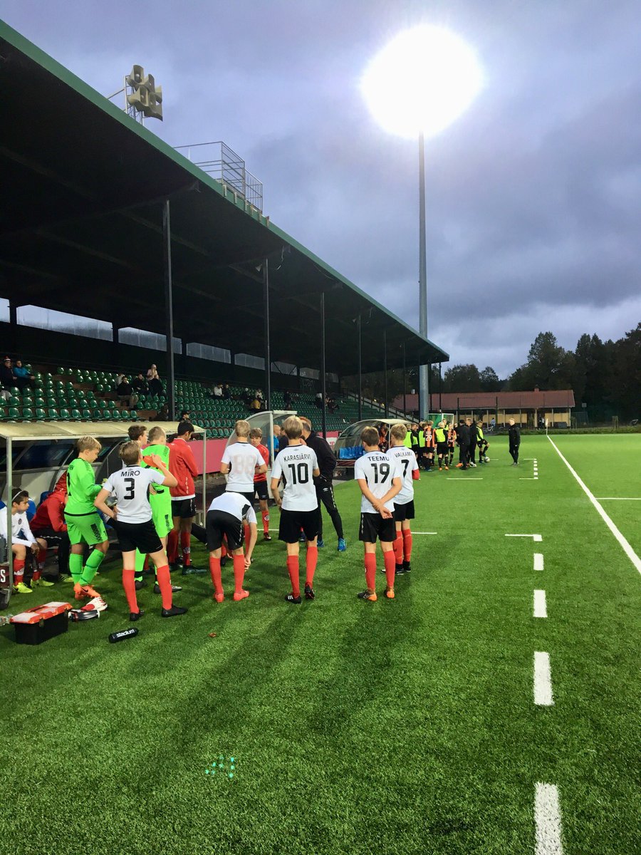 Liian helpolla annettiin vastustajalle ekalla puoliskolla kolmen maalin johto, eikä hyvästä paineesta huolimatta itse saatu kahta enempää tehtyä toisella. FC Reipas - EPS 3-2 (3-0).