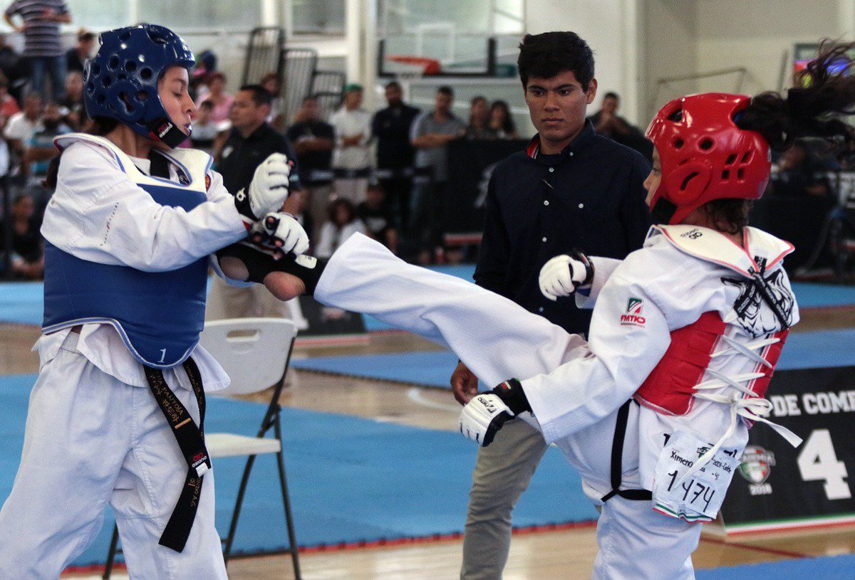 conadeoficial's tweet image. #AcademiaCONADE 🥋 Niñas y niños, cadetes y juveniles tienen la oportunidad de demostrar de qué están hechos en el #Taekwondo. El COMUDE León es testigo de los cientos de participantes que buscan una oportunidad para su desarrollo deportivo y educativo. #SomosLosPróximos