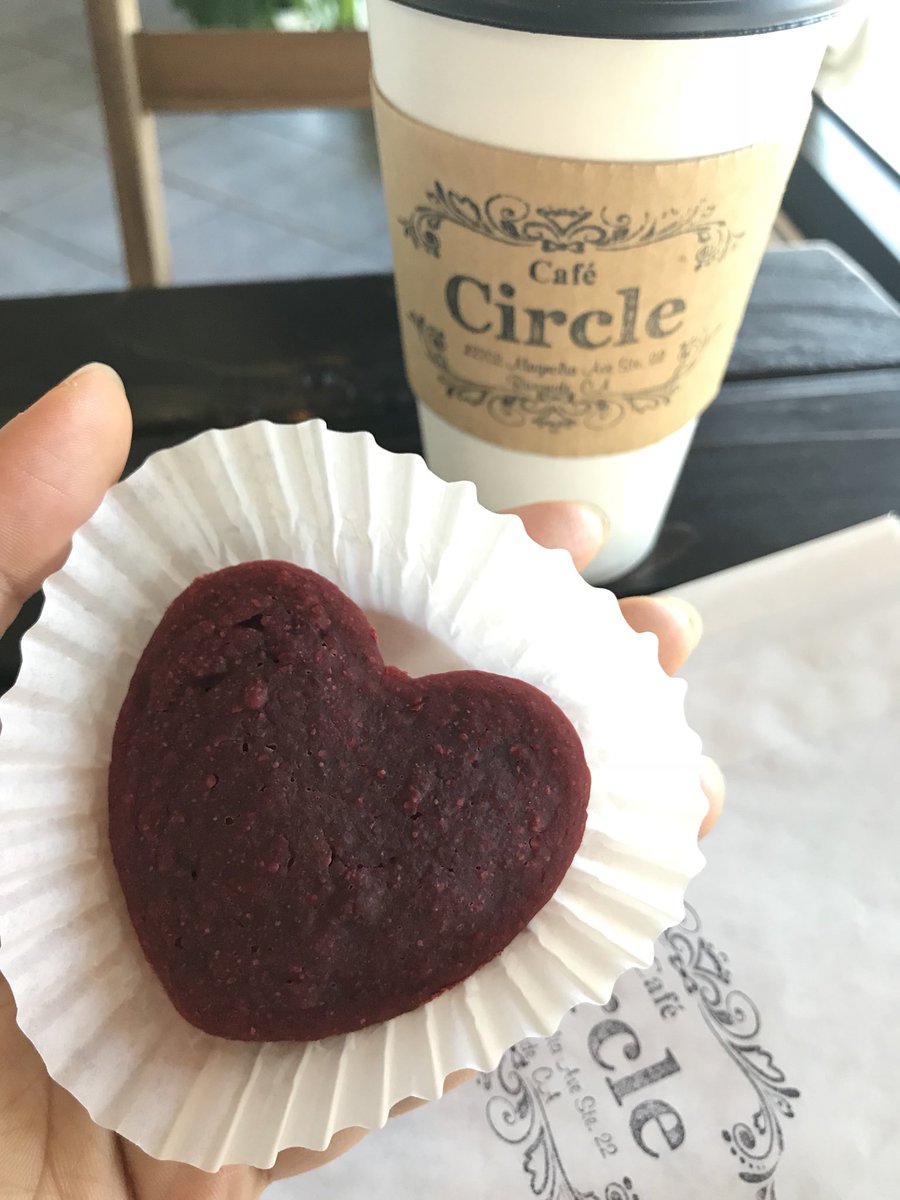 cafecircleca's tweet photo. Your heart beat on my hand. Vegan chocolate beet cake, only @cafecircleca #vegan #nondairy #eggfree #dairyfree #beet #chocolate https://t.co/CCGncUX593