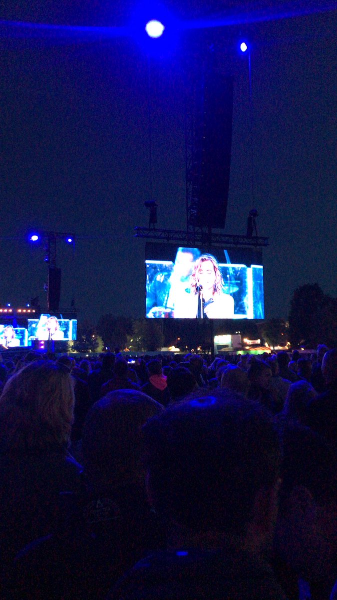 _EvelienHop's tweet photo. Wat een topartiest!! #Anouk #vliegendevrienden #zwolle https://t.co/ZoanxKKEjK