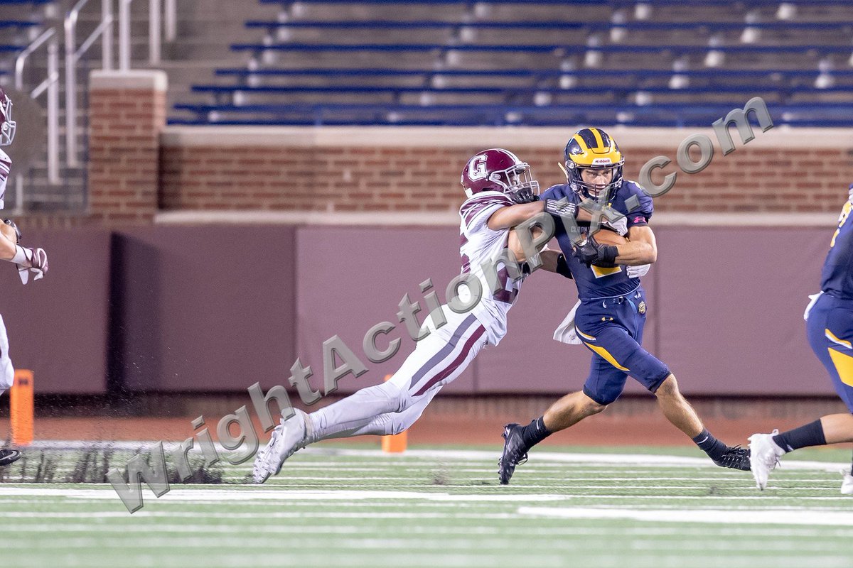 WrightActionPix's tweet photo. @ClarkstonWolves Varsity Football vs Grandville https://t.co/hka4um7bAC #GoWolves #ClarkstonWolves @TheCHSWolves #BattleattheBigHouse https://t.co/Nw9HBecvP3