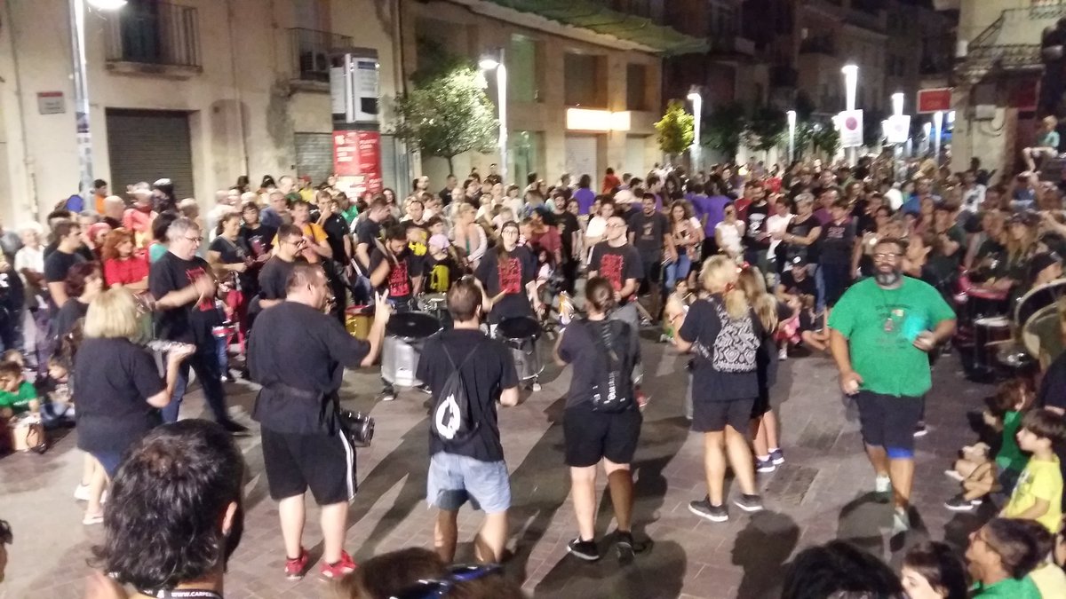 Acompany als <a href="/diablesCSJoan/">diablesCSJoan</a> en el 30è aniversari del drac Joan.

L'església, vermella, anuncia l'infern.
El carrer Major fa goig.

27 colles de Diables a #Montcada i Reixac.