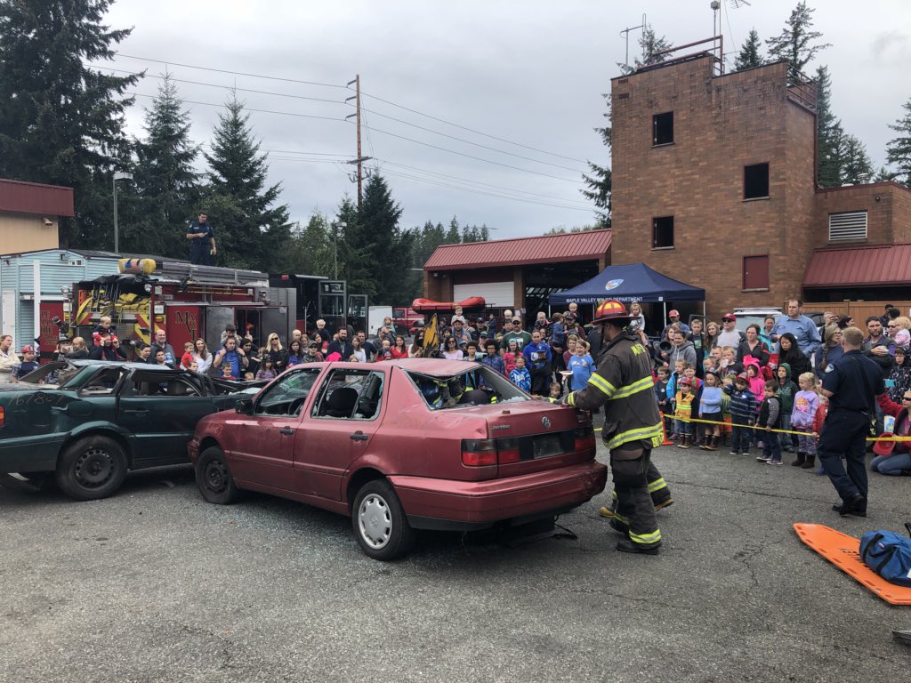 MapleValleyFire's tweet image. Vehicle extrication demo at the open house. Here until 2!