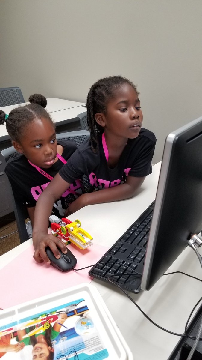 VolunteerBGCHOU's tweet photo. Some of our youngest Robot Expo participants are as young as 7 years old! 🤩 So much curiosity, determination and potential! #bgchou @blackgirlscode @HCCDistrict #tech https://t.co/N66e2aZ3uk