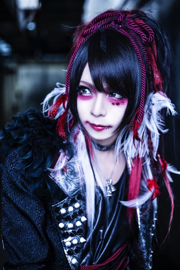 _VKholic_'s tweet photo. #UNDEUX's new look 
+ new maxi single 「安藤の雌豚-ドメスティック製法-」(Andou no Mabuta -Domestic Seihou-) to be released on November 24th
+ MV spot https://t.co/R28Nqtgkl9

Gt. #ALu
Gt. #Kai
Ba. #Gano
Dr. #Luchat

#vk #vkei #visualkei https://t.co/L6vWrQo2pY