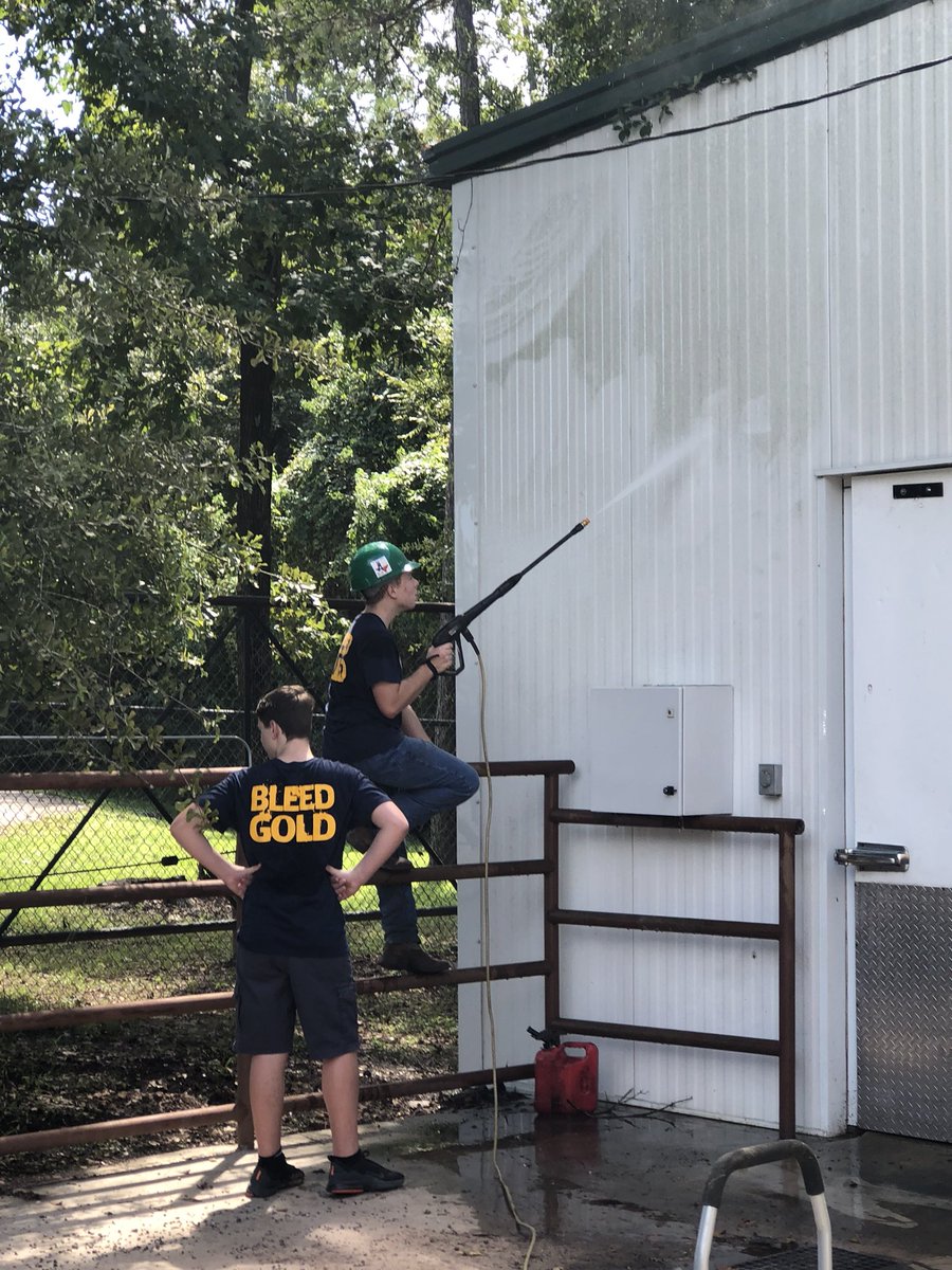 Had a super successful barn clean-up day with <a href="/woodlands_ffa/">The Woodlands FFA</a> ! Thank you to all who came out!