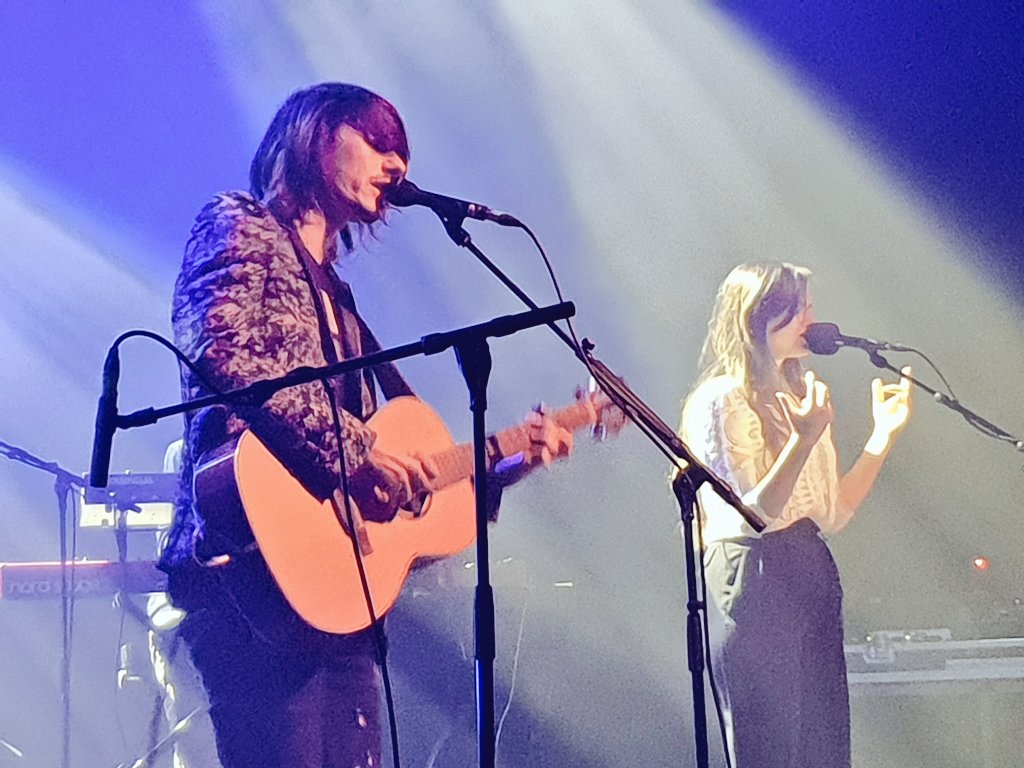 LabelSuisse's tweet photo. .@Alioseofficiel enchantent @Les_Docks avec leur pop rock tout en harmonies. #LabelCH18 https://t.co/7xmO8BqzRN