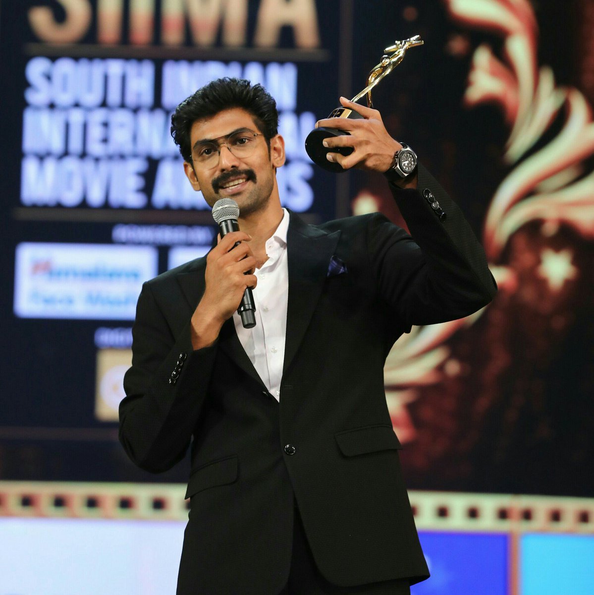 Rana_Freaks's tweet photo. Another Day, Another Award and an Another Display Picture!!!!
#BestActorInNegativeRole
#EntertainerOfTheYear
So Proud and Happy @RanaDaggubati!!!
#PantaloonsSIIMA #SIIMA2018 
#NewProfilePic https://t.co/PySsJDtey4