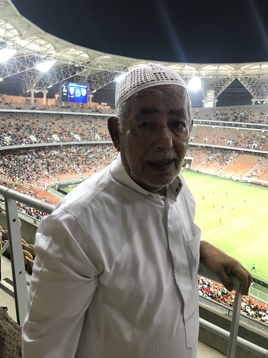 waleedstsr9999's tweet photo. بعد مرور اكثر من اربعين عام من دخوله الملعب يعود ليشاهد معشوقه الأول الزمن يسرع والحب باقي كان يذهب بشبابه والان مع احفاده هذا العشق يتوارثه اجيال من الصبان الى الجوهرة ❤️ https://t.co/6Cg3G4mEiU