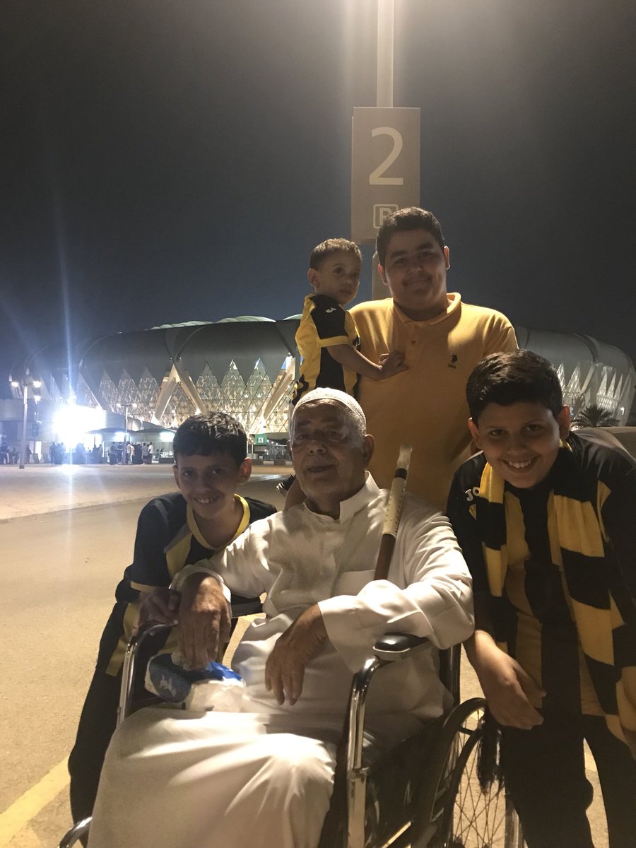 waleedstsr9999's tweet photo. بعد مرور اكثر من اربعين عام من دخوله الملعب يعود ليشاهد معشوقه الأول الزمن يسرع والحب باقي كان يذهب بشبابه والان مع احفاده هذا العشق يتوارثه اجيال من الصبان الى الجوهرة ❤️ https://t.co/6Cg3G4mEiU