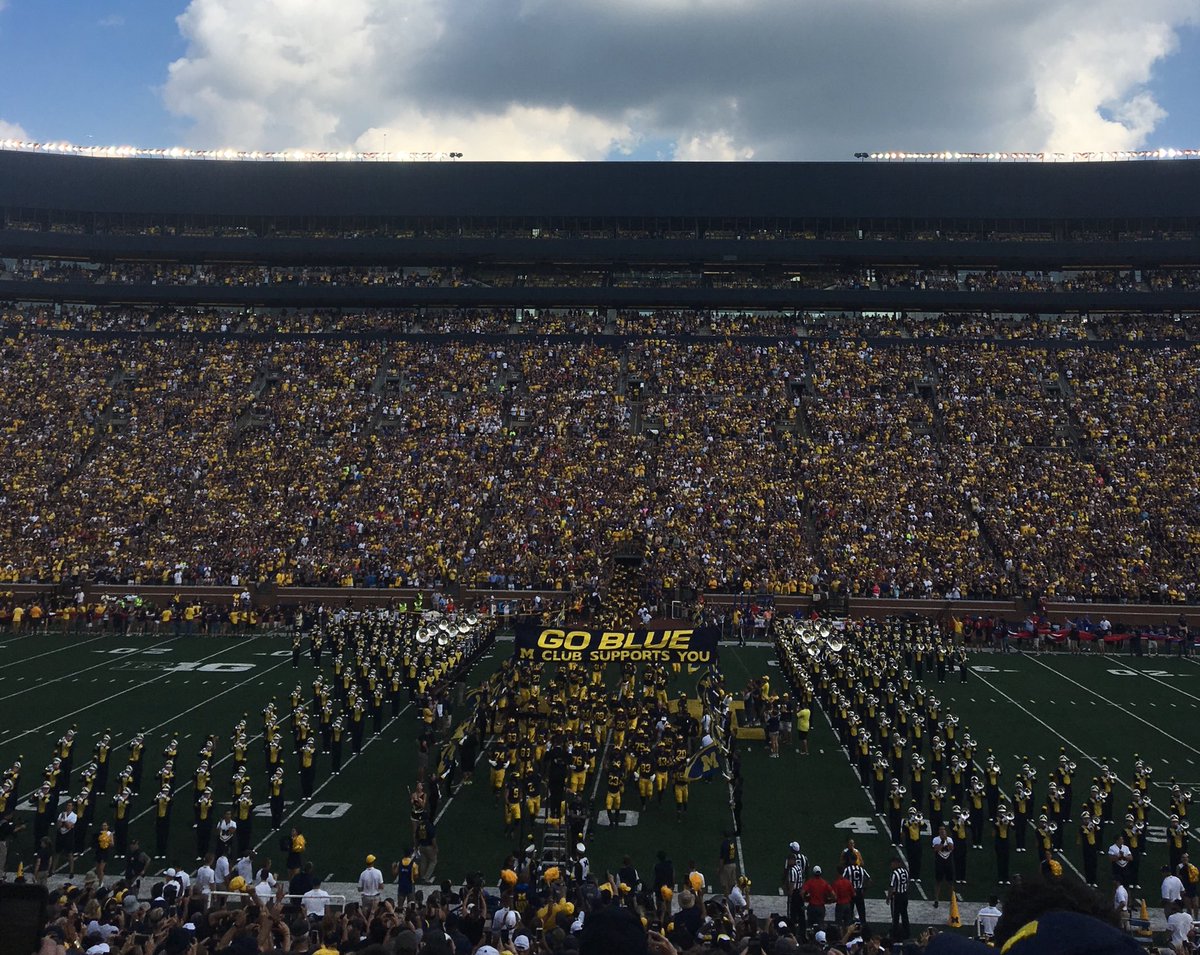 PatyHinojosa313's tweet photo. Kind of a fan for the day since I’m here 🤷♀️ #Michigan #AtTheBigHouse https://t.co/Z1R47swpPw