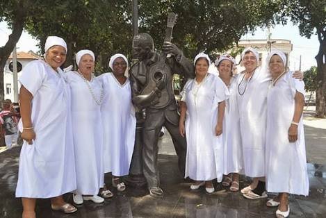 gresestacio's tweet image. Em 2010, Ismael Silva ganhou uma estátua na praça bem em frente à quadra da Estácio de Sá. E é claro que ele não poderia ser eternizado sem seu violão...dizem que de madrugada ele sai por aí pelas ruas do Estácio pra matar a saudade... #SemanaIsmael #gentebamba #berçodosamba

htt